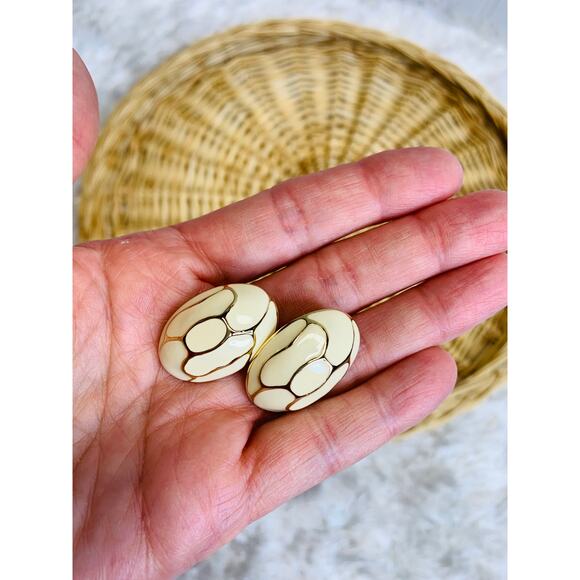 Vintage 3/4 x 1" Domed Oval Cream Gold Enamel Post Earrings - Picture 3 of 3